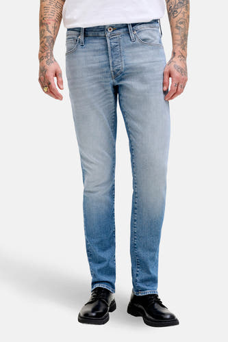 Jean slim de denim bleu clair de JACK & JONES JEANS INTELLIGENCE, associé à un T-shirt blanc et des chaussures noires.