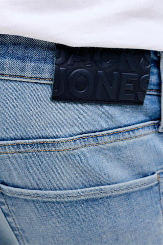 Jean slim de denim bleu clair de JACK & JONES, avec étiquette de marque et détail de poche arrière.