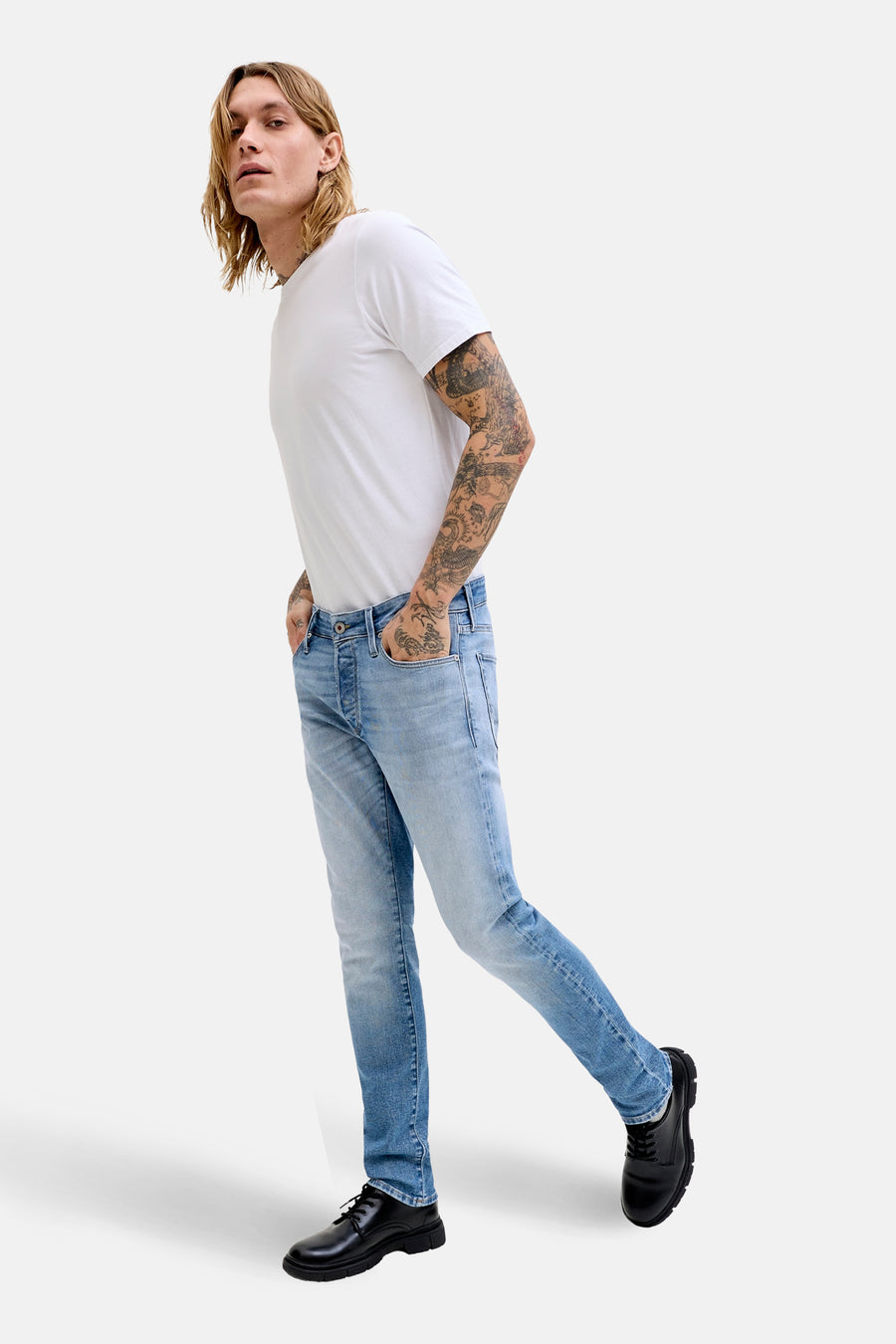 Jean slim de JACK & JONES JEANS INTELLIGENCE, en denim bleu clair, avec un style décontracté.