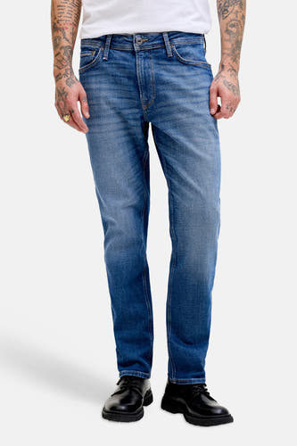 Jean droit en denim bleu moyen de JACK & JONES JEANS INTELLIGENCE, porté par un homme avec un t-shirt blanc et des chaussures noires.