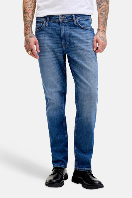 Jean droit en denim bleu moyen de JACK & JONES JEANS INTELLIGENCE, porté par un homme avec un t-shirt blanc et des chaussures noires.