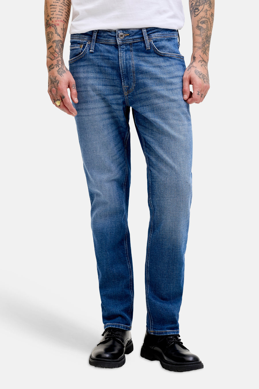 Jean droit en denim bleu moyen de JACK & JONES JEANS INTELLIGENCE, porté par un homme avec un t-shirt blanc et des chaussures noires.