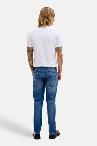 Jean droit en denim bleu moyen de JACK & JONES JEANS INTELLIGENCE avec poches arrière classiques, porté par un homme de dos.