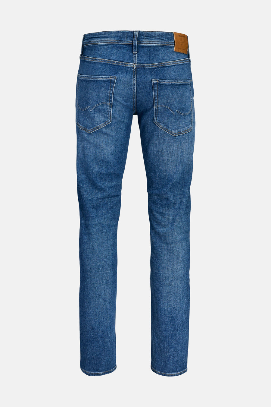 Jean droit en denim bleu moyen de JACK & JONES JEANS INTELLIGENCE, dos, avec patch de marque en cuir et poches arrière cousues.