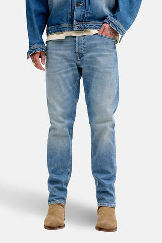 Jean slim bleu moyen de JACK & JONES JEANS INTELLIGENCE, porté avec une veste en jean et des bottines en daim.