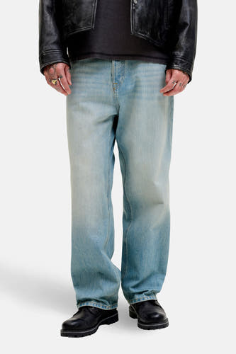 Jean en denim bleu clair ample de JACK & JONES JEANS INTELLIGENCE, avec une coupe décontractée et confortable.