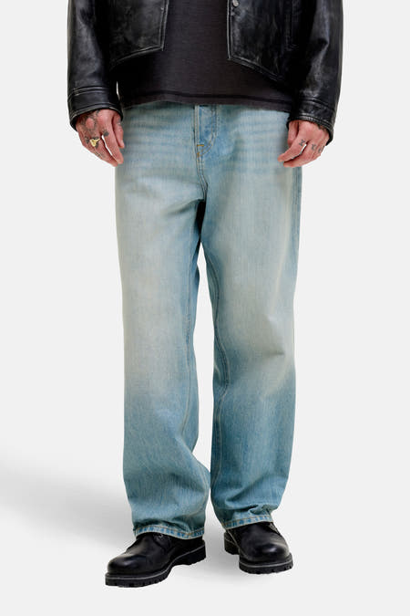 Jean en denim bleu clair ample de JACK & JONES JEANS INTELLIGENCE, avec une coupe décontractée et confortable.