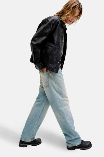 Jeans larges en denim bleu clair de JACK & JONES JEANS INTELLIGENCE, avec une texture vieillie.