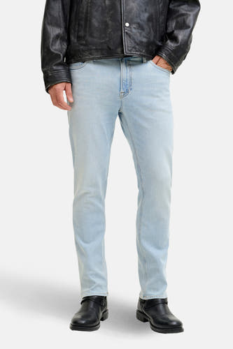 Jean droit bleu clair denim de JACK & JONES JEANS INTELLIGENCE, porté avec un blazer en cuir noir et des bottes.