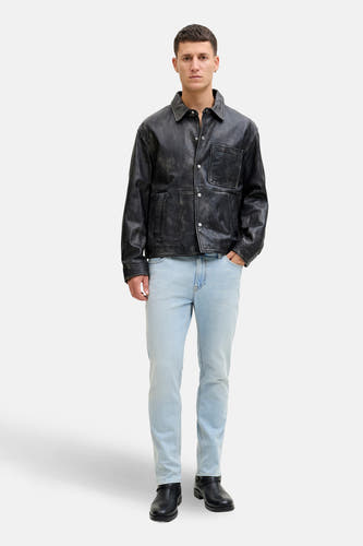 Jeans straight light blue denim van JACK & JONES JEANS INTELLIGENCE, gedragen met een zwart leren jasje en laarzen.