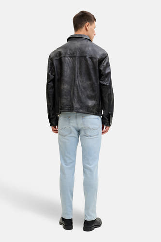 Jean droit en denim bleu clair de JACK & JONES JEANS INTELLIGENCE, avec des poches visibles sur l'arrière.