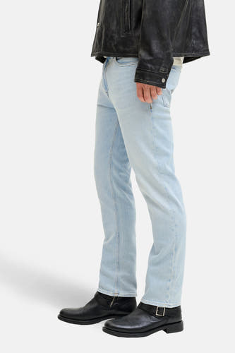 Jean droit bleu clair denim de JACK & JONES JEANS INTELLIGENCE, associé à une veste en cuir noire et des bottes noires.