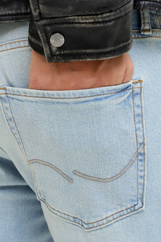 Jean droit bleu denim clair de JACK & JONES JEANS INTELLIGENCE, avec une main dans la poche.