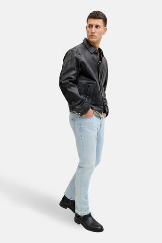 Jean droit en denim bleu clair de JACK & JONES JEANS INTELLIGENCE, associé à une veste en cuir noire et des bottes noires.