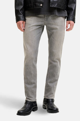 Jean droit gris JACK & JONES JEANS INTELLIGENCE, associé à un manteau noir et des bottes noires.
