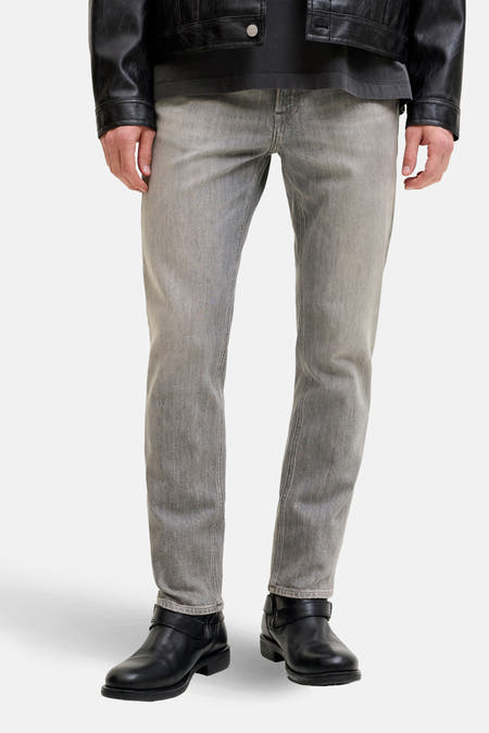 Jean droit gris JACK & JONES JEANS INTELLIGENCE, associé à un manteau noir et des bottes noires.