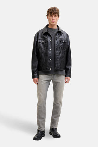 Grijze straight jeans van JACK & JONES JEANS INTELLIGENCE, gecombineerd met een zwart jack en zwarte laarzen.