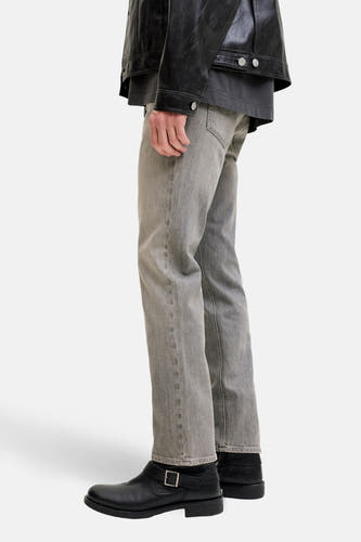 Jean droit gris de JACK & JONES JEANS INTELLIGENCE, avec des jambes droites et porté avec des bottines en cuir noir.