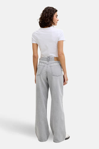 Jeanon large gris clair de JJXX, avec des poches arrière et une étiquette en cuir sur la ceinture.