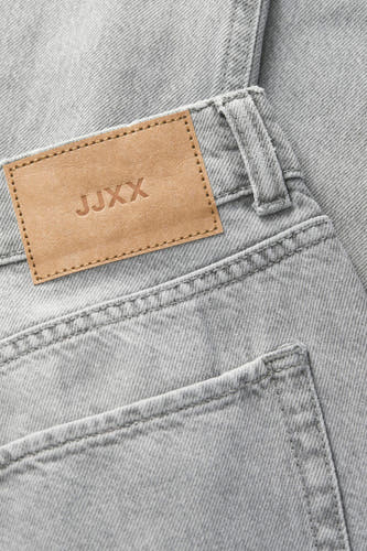 Jean en denim clair de JJXX, large, avec une étiquette en cuir sur la ceinture et un détail de poche arrière.