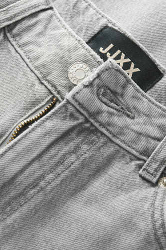 Jean en denim gris clair large de JJXX, avec fermeture éclair visible et détail de bouton.