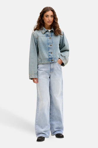 Lichtblauwe denim jeans wide van JJXX, gedragen met een denim jack, beide in lichte wassing.