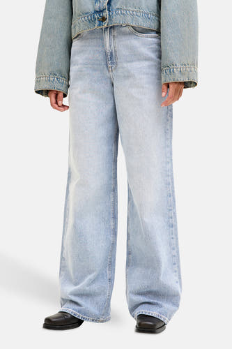 Jean large bleu clair de JJXX, avec une texture denim délavée et un style décontracté.