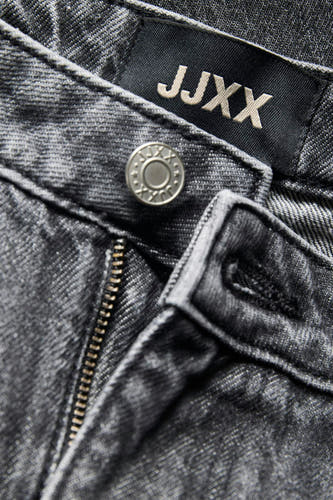 Short en jean gris foncé de JJXX, détail de taille avec bouton logo et fermeture éclair.