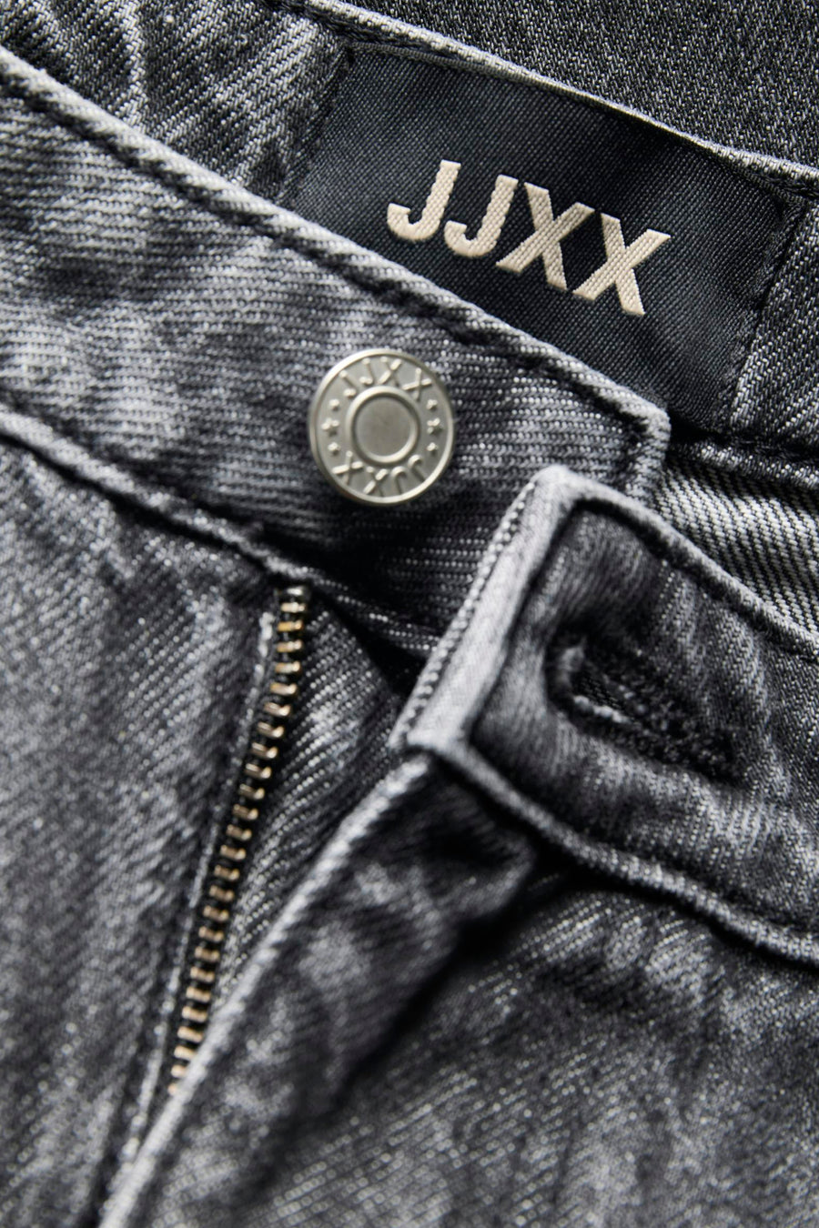 Short en jean gris foncé de JJXX, détail de taille avec bouton logo et fermeture éclair.