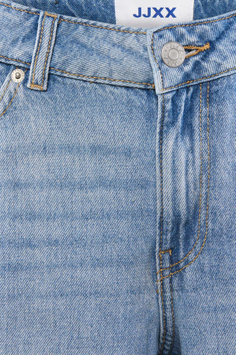 Lichtblauwe denim short van JJXX met zilveren knoop, contrasterend stiksel en een zichtbaar label.