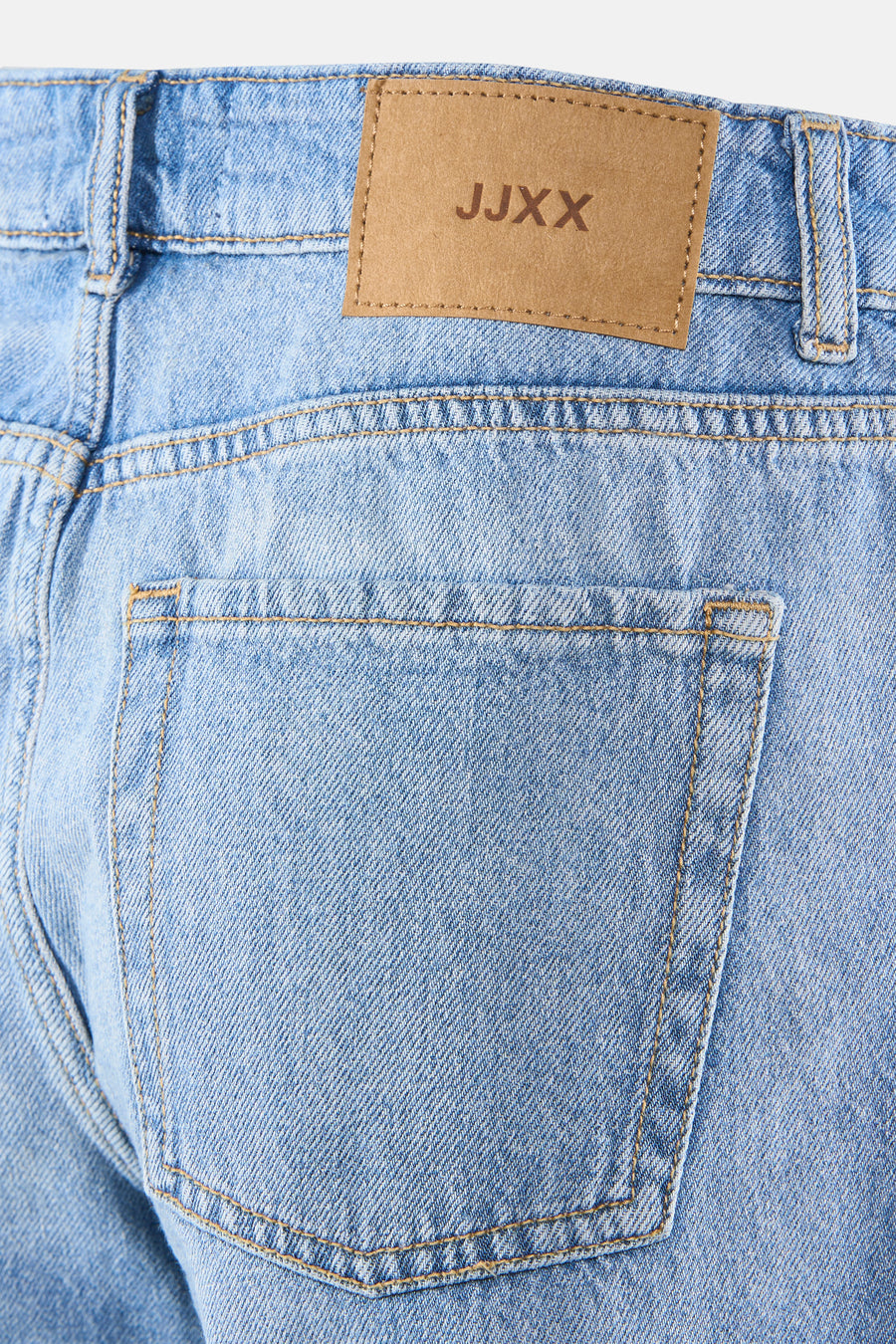 Lichtblauwe denim short van JJXX, detail rugzijde met bruine leren patch en opgestikte achterzak.