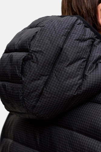 Zwarte gewatteerde jas met ruitpatroon en capuchon.
