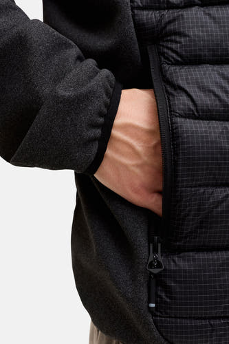 Manteau court noir de CORE BY JACK & JONES, avec un motif à carreaux et une main dans la poche.