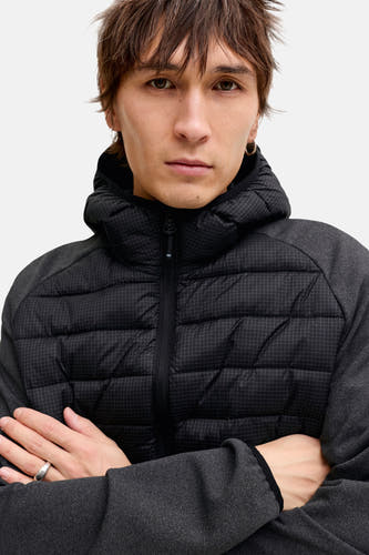 Manteau court noir de CORE BY JACK & JONES, avec motif à carreaux et capuchon, gros plan.