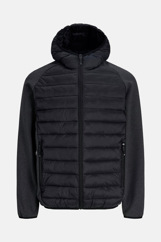 Zwarte gewatteerde jas met capuchon en rits.