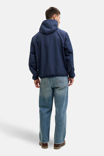 Manteau court bleu d'ORIGINALS BY JACK & JONES, avec capuche et associé à des jeans larges et des chaussures marron.