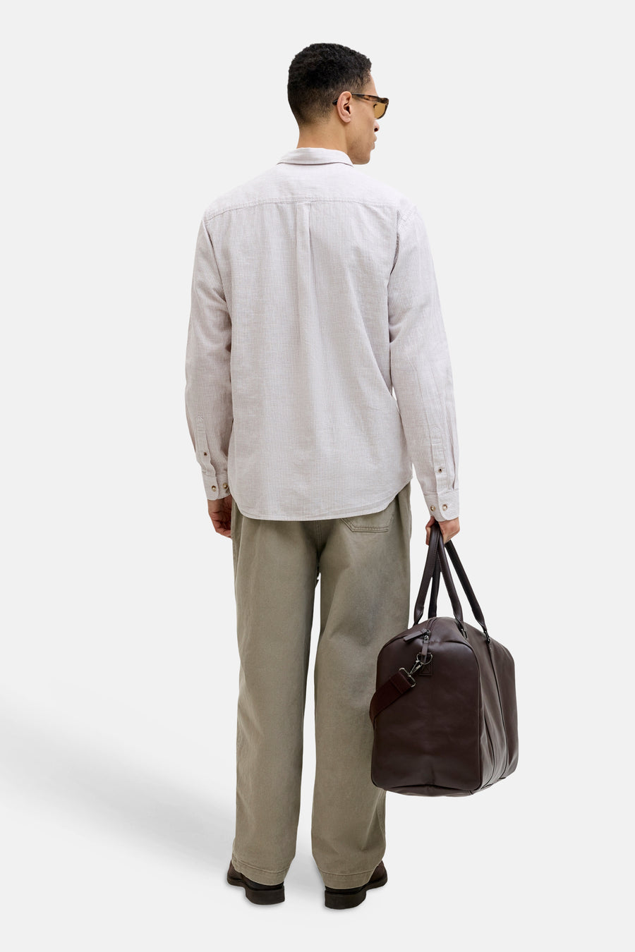 Chemise beige de PREMIUM by JACK & JONES, à manches longues et à fines rayures, vue de dos.