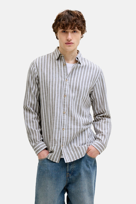 Chemise rayée pour homme de PREMIUM by JACK & JONES, à manches longues, à porter avec un jean et des chaussures en cuir.