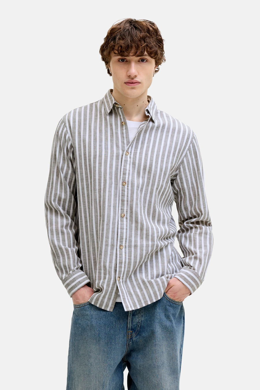 Chemise rayée pour homme de PREMIUM by JACK & JONES, à manches longues, à porter avec un jean et des chaussures en cuir.