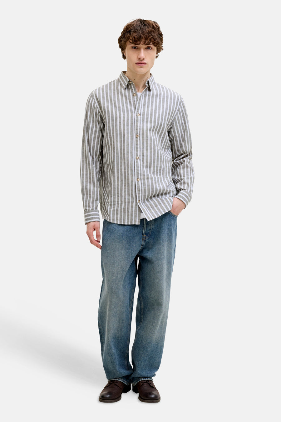 Gestreepte herenoverhemd van PREMIUM by JACK & JONES, met lange mouwen en gedragen met jeans en leren schoenen.