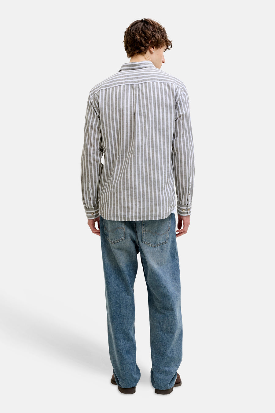 Chemise multicolore à manches longues de PREMIUM by JACK & JONES, rayée et associée à un jean bleu.
