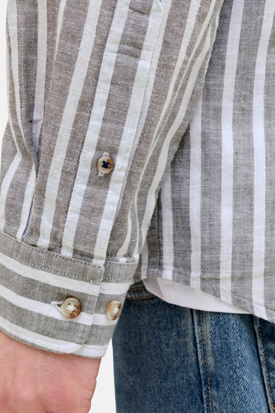 Chemise rayée à manches longues de PREMIUM by JACK & JONES, avec détail de boutons et pantalon en jean.