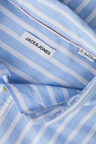 Blauw gestreept overhemd met lange mouwen van ORIGINALS BY JACK & JONES, close-up van kraag en merklabel.