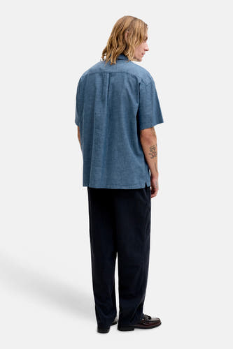 Chemise bleue à manches courtes de PREMIUM by JACK & JONES, vue de dos avec des tatouages sur le bras.