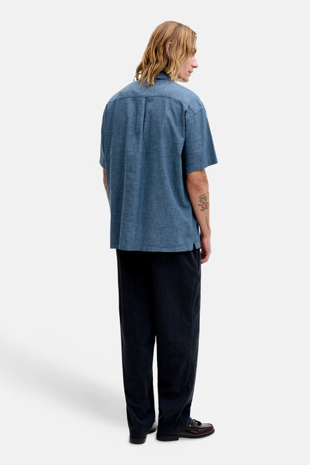 Chemise bleue à manches courtes de PREMIUM by JACK & JONES, vue de dos avec des tatouages sur le bras.