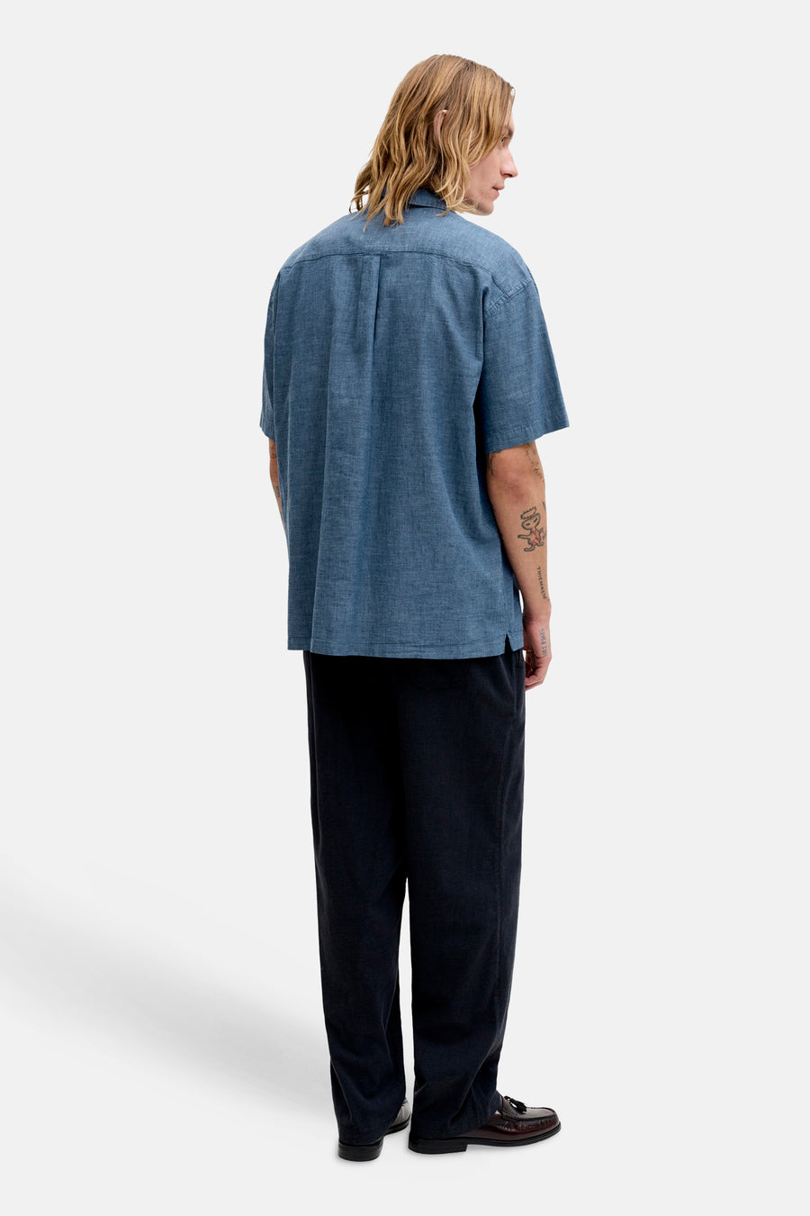 Chemise bleue à manches courtes de PREMIUM by JACK & JONES, vue de dos avec des tatouages sur le bras.