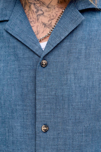 Chemise bleue à manches courtes de PREMIUM by JACK & JONES, avec fermeture boutonnée, col et chaîne argentée.