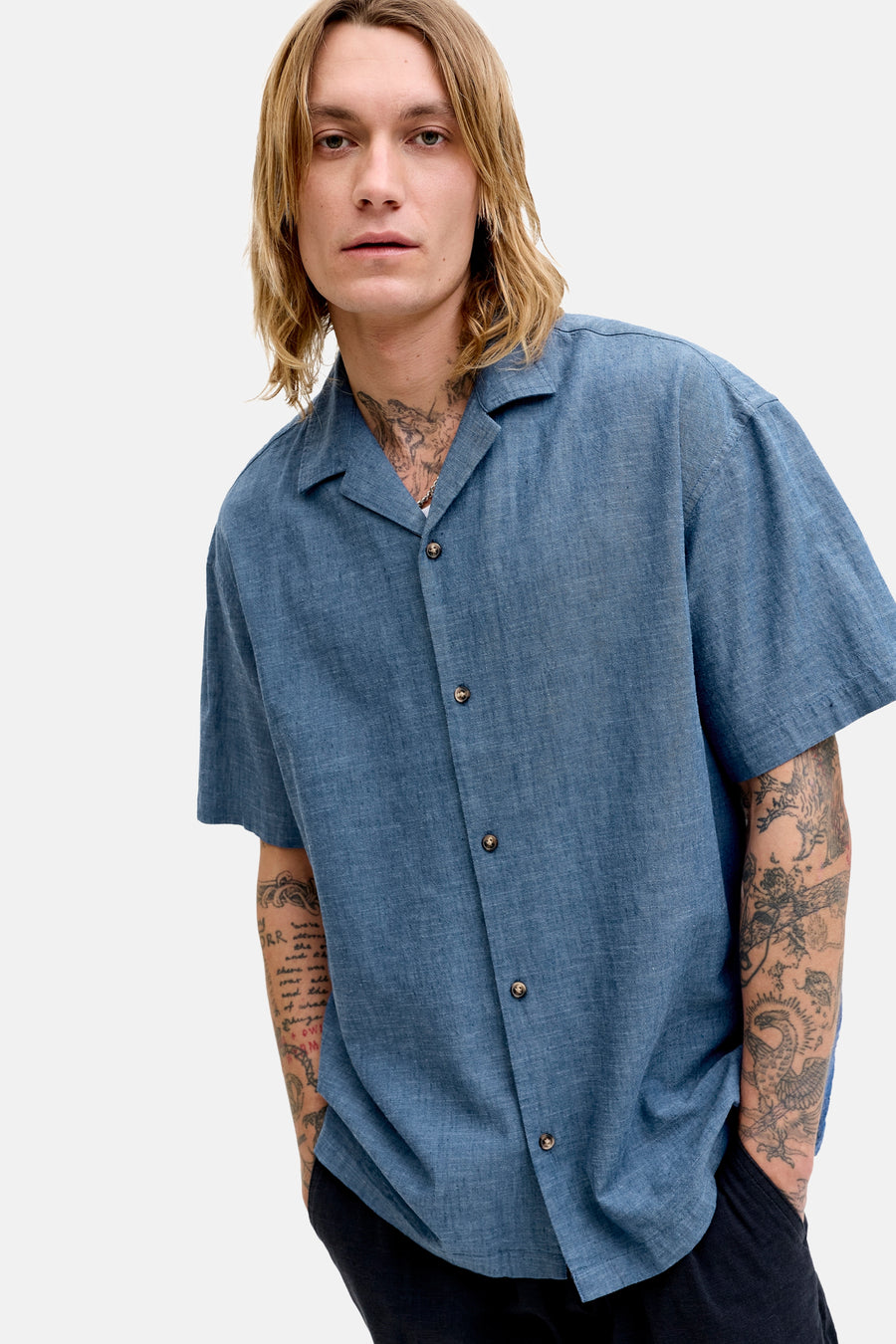 Chemise bleue à manches courtes de PREMIUM by JACK & JONES, avec fermeture boutonnée et tatouages.