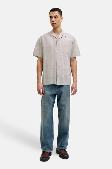 Chemise beige de PREMIUM by JACK & JONES, à manches courtes et col ouvert.