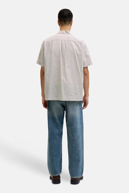 Chemise beige à manches courtes de PREMIUM by JACK & JONES, avec un design uni sur fond blanc.